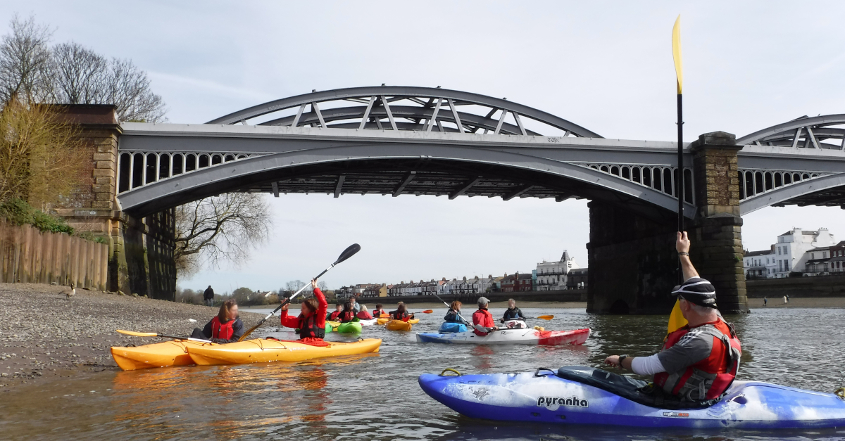Coaching paddlers on the river Thanes